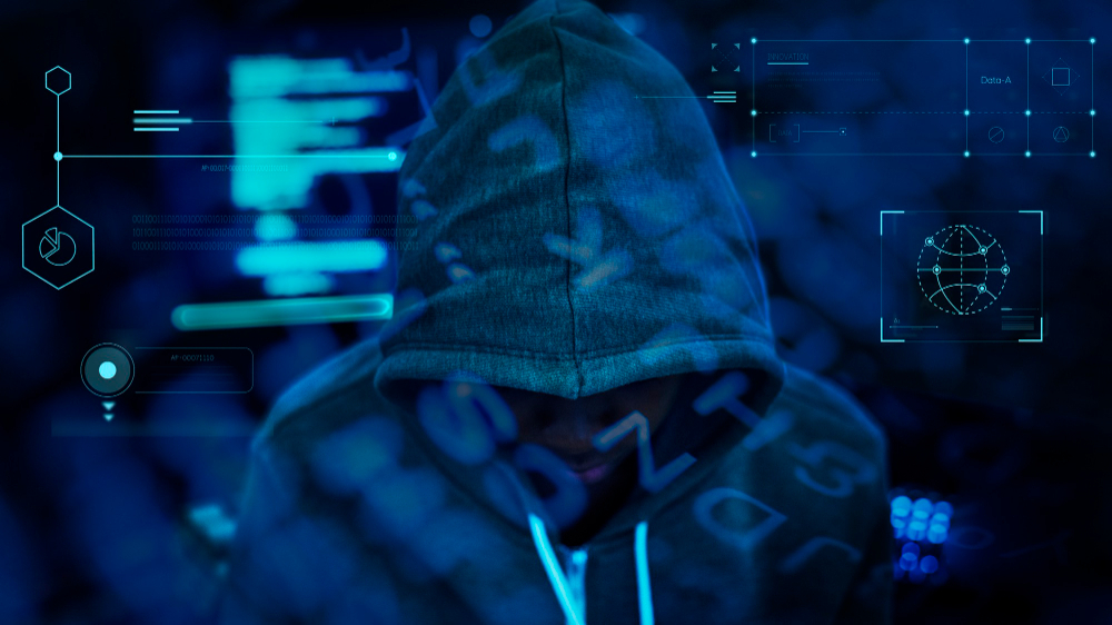 Hacker anonyme avec interfaces numériques futuristes