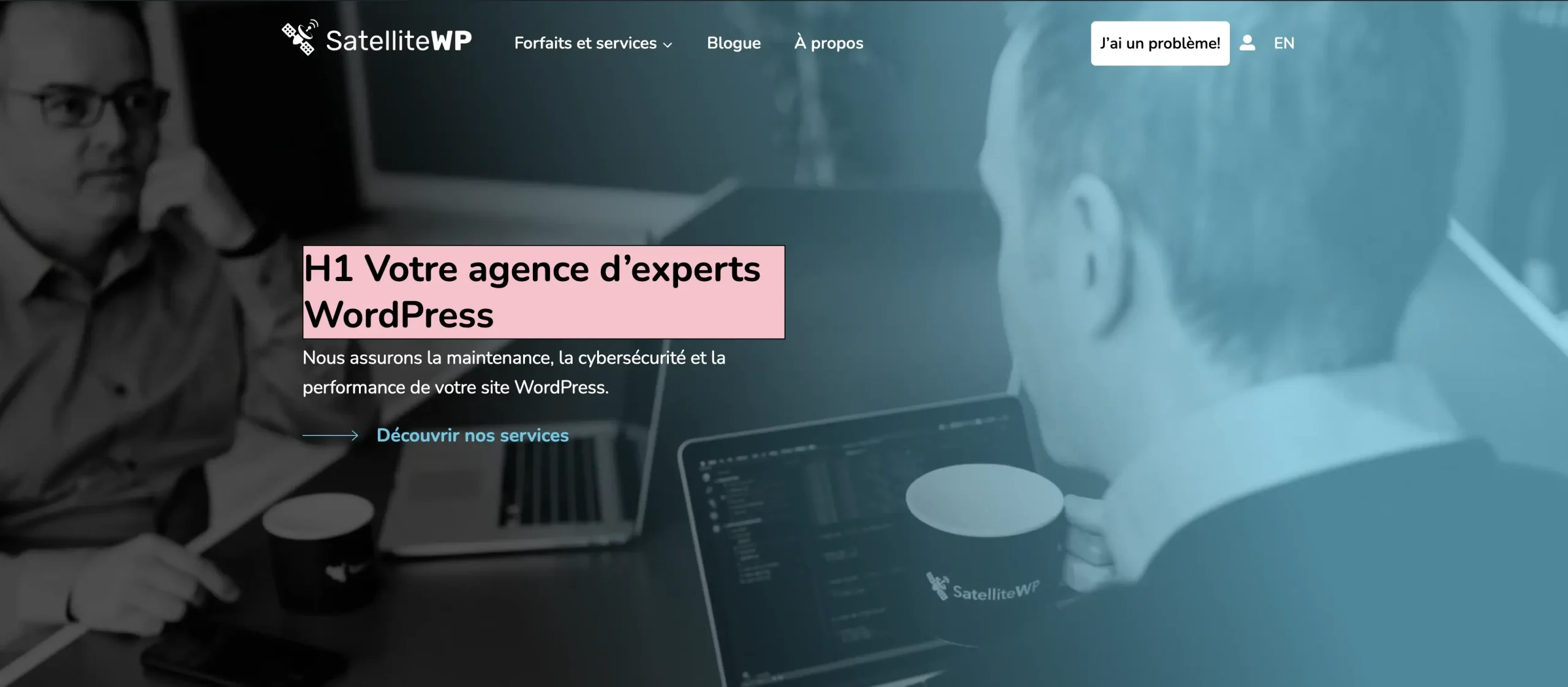 Experts WordPress discutant au bureau, ambiance professionnelle