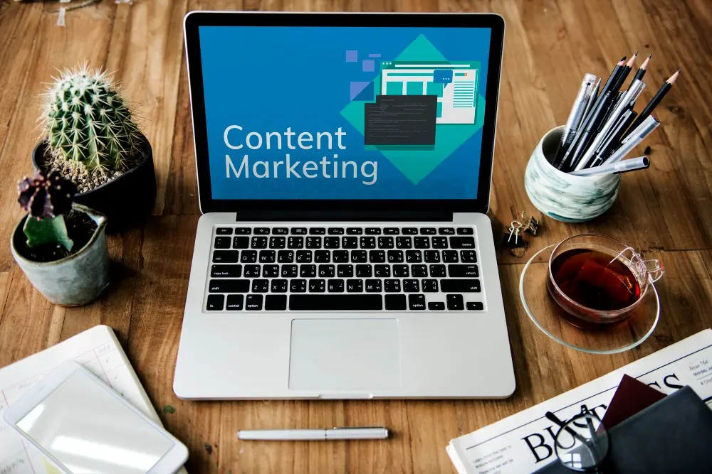 Bureau avec ordinateur affichant 'Content Marketing'