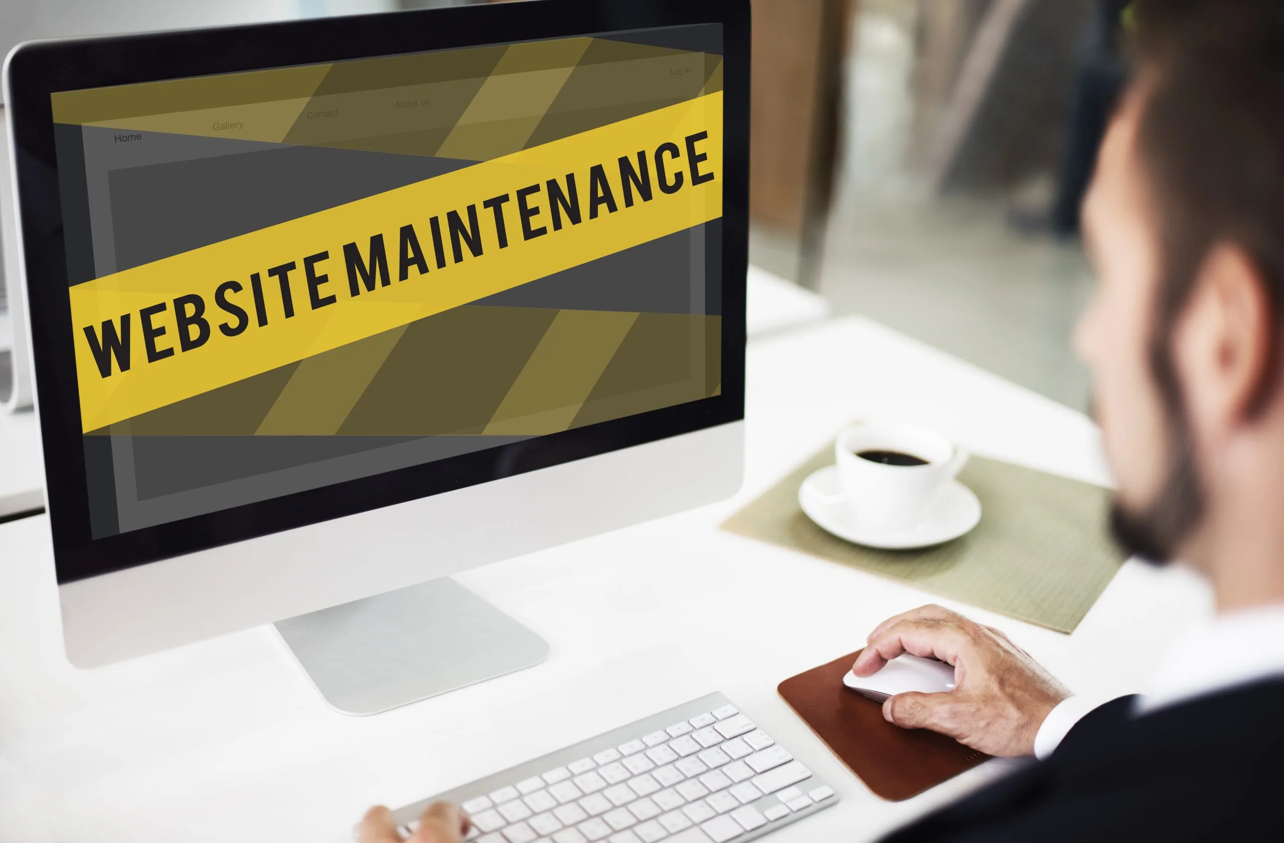 Homme consulte écran maintenance de site web
