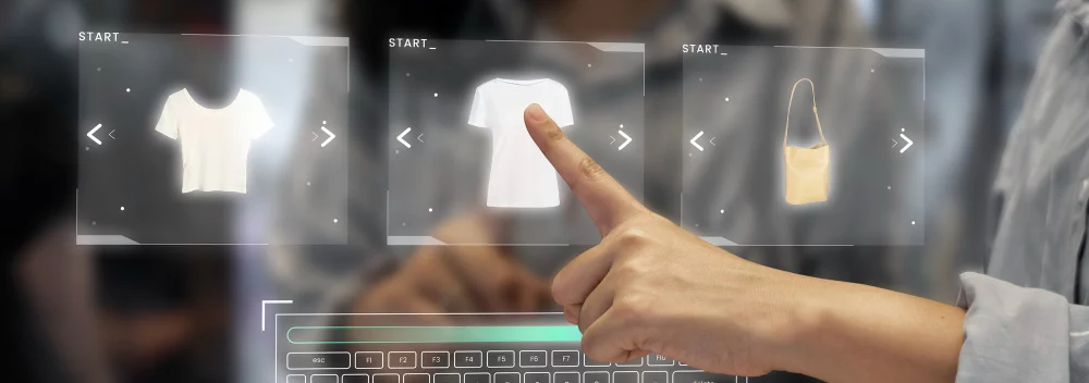 Personne sélectionnant des produits sur interface tactile