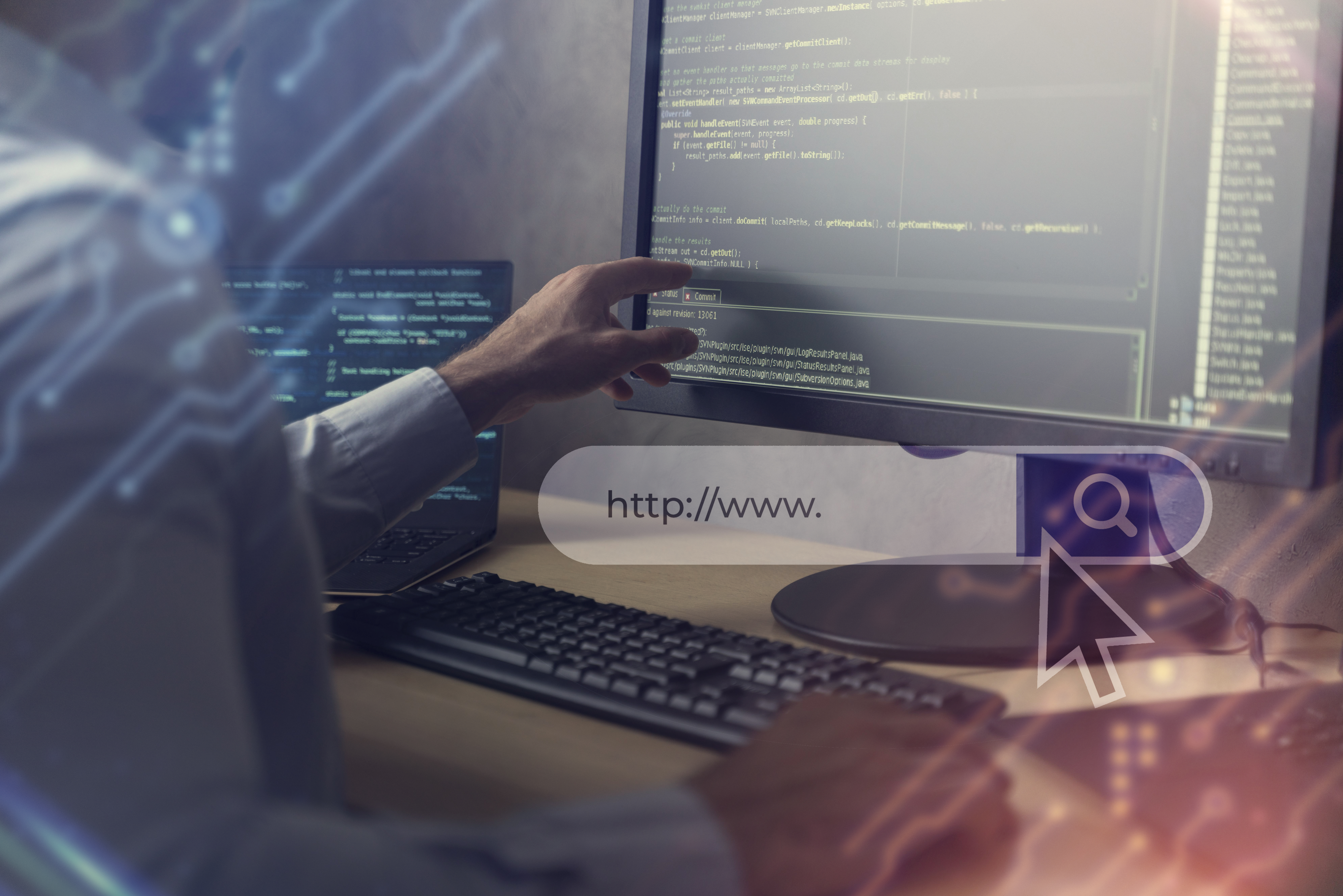 Développeur programmant sur des écrans multiples