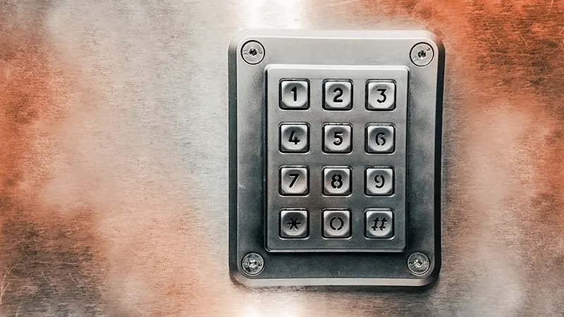 Pavé numérique métallique sur un fond brossé en orange