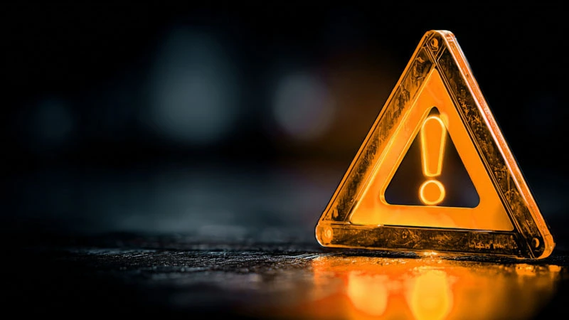 Panneau d'avertissement lumineux sur fond sombre