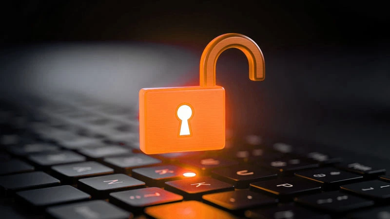 Cadenas ouvert sur clavier, concept de sécurité