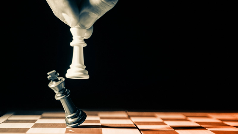 Main tenant un roi d'échecs blanc, échec au roi noir