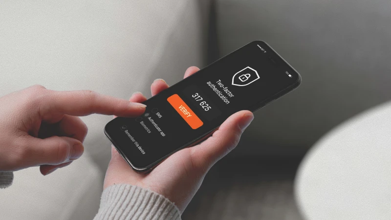 Une main tenant un téléphone affichant un écran de vérification de sécurité avec un code.